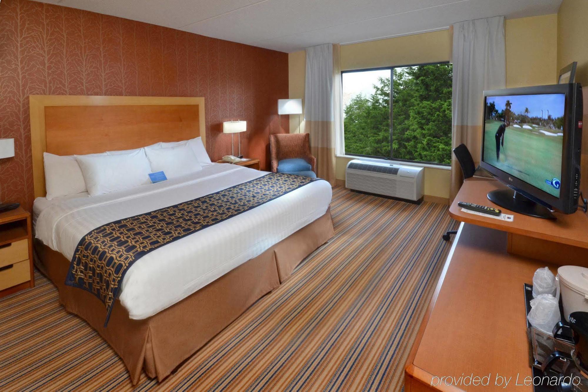 Fairfield Inn & Suites By Marriott Charlottesville North Room photo